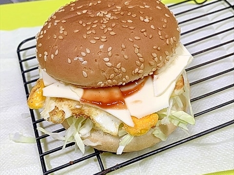 バンズでいつもに新風を…目潰しエッグチーズバーガー